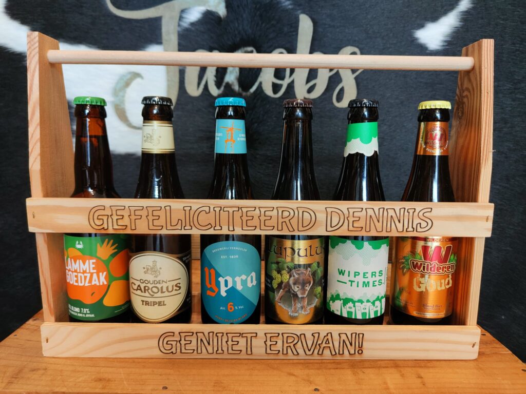 houten rekje met 6 bieren met eigen tekst